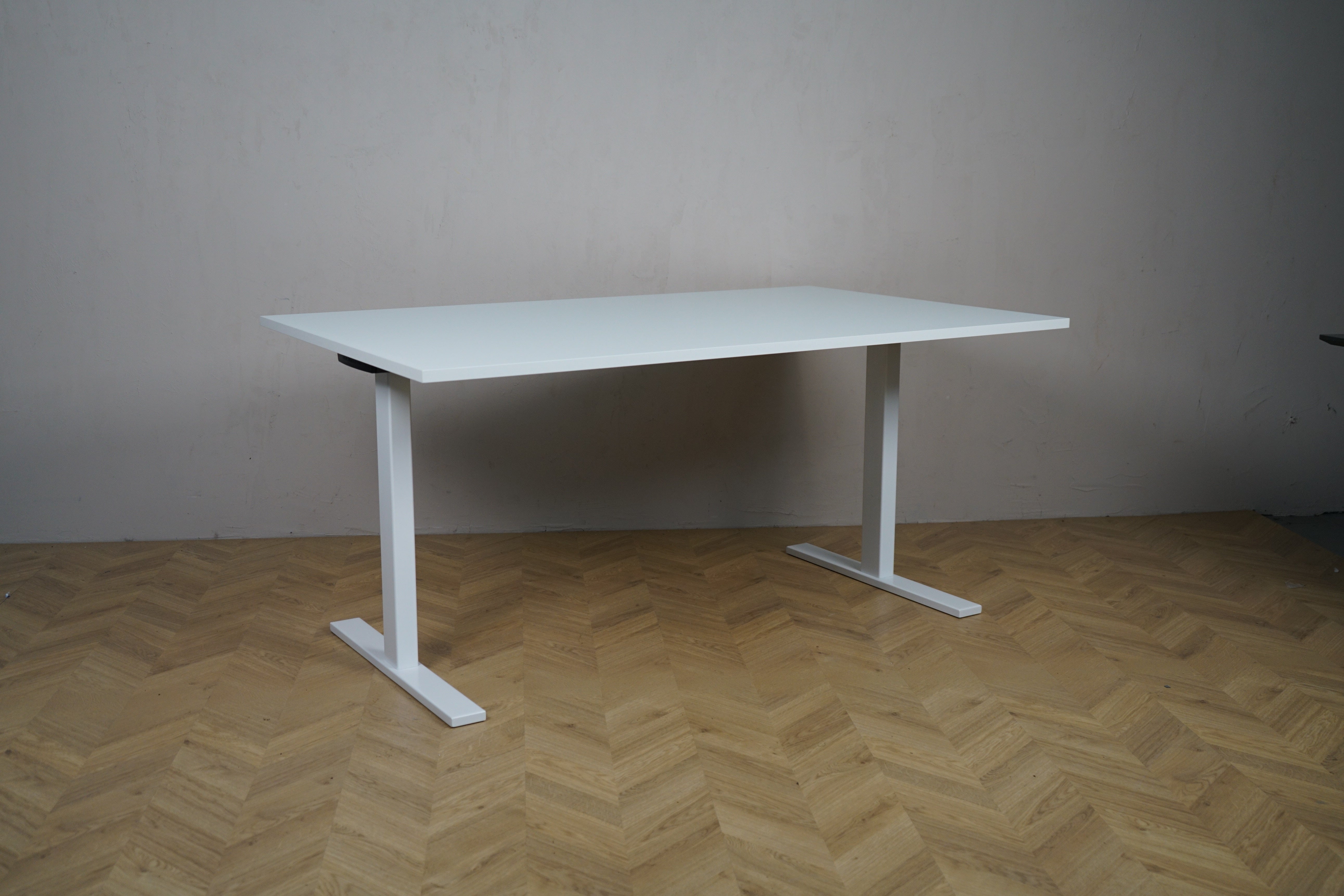 Holmris B8 mødebord 160x100 cm i hvid med hvidt stel set fra skrå vinkel